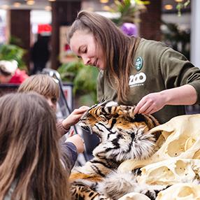 Medarbejder fra Zoo viser børn dyreskin frem til børn i Slagelse. 