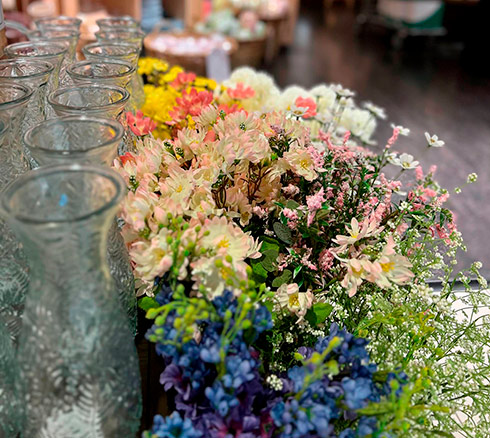 Forskellige tørrede blomster samt vaser 