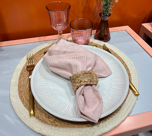 Bordopdækning med enkel tallerken i lyserødt farvetema