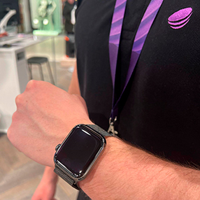 Medarbejder fra Telia iført et applewatch på håndleddet i Slagelse.