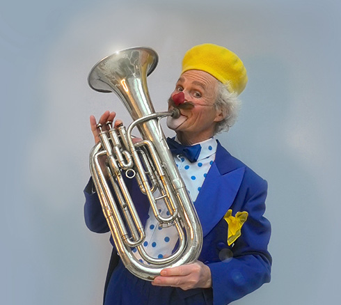Klovnen Benny med en tuba i Vestsjællandscentret i Slagelse. 