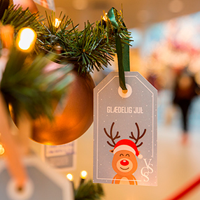 Julekort hænger på ønsketræet i VestsjællandsCentret