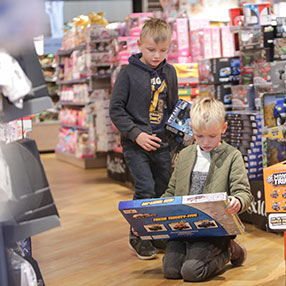 En ekspedient og en kunde kigger på Lego legetøj sammen i LegeKæden i Slagelse.