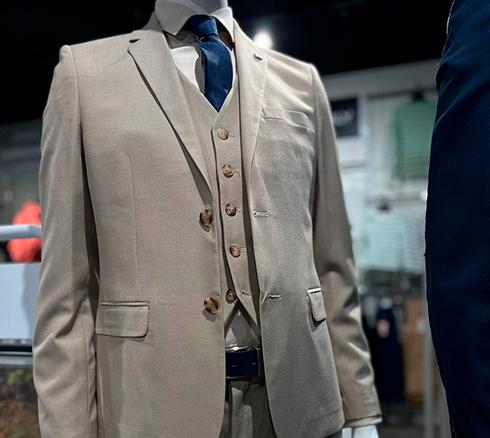 Beige jakkesat fra Nielsens Teenz i Slagelse der er sat på mannequin.