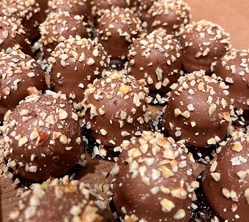 Lækre flødeboller med lys chokolade og nødder fra Frellsen i Slagelse.