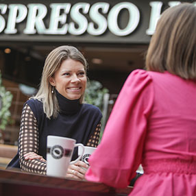 to veninder sidder ved cafebord hos kaffebaren og spisestedet Espresso House i Slagelse