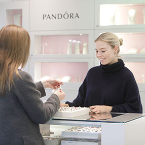 To piger kigger på pandora smykker sammen, hos Guldfulgen smykkebutik i Slagelse